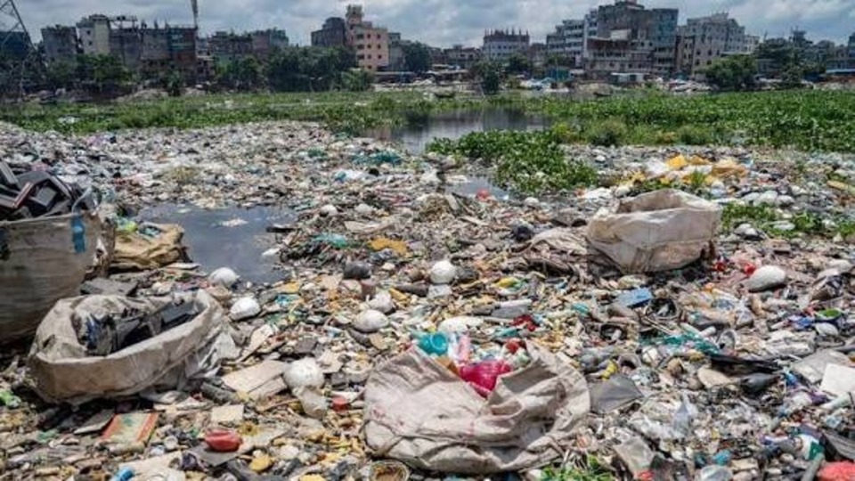 বুড়িগঙ্গার তীরের প্লাস্টিক বর্জ্য ১৫ দিনে সরাতে হবে: হাইকোর্ট
