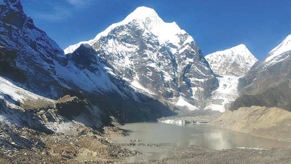The_Barun_glacial_lake_in_the_Makalu_region.jpg